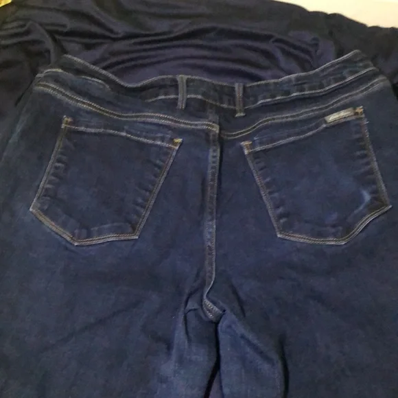 Eddie Bauer slightly curvy boot cut jeans. In good condition - Picture 4 of 5